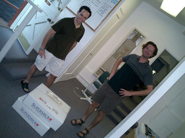 Zack Levow und Denis Kieft mit der ersten „Barracuda Spam and Virus Firewall“-Sendung.